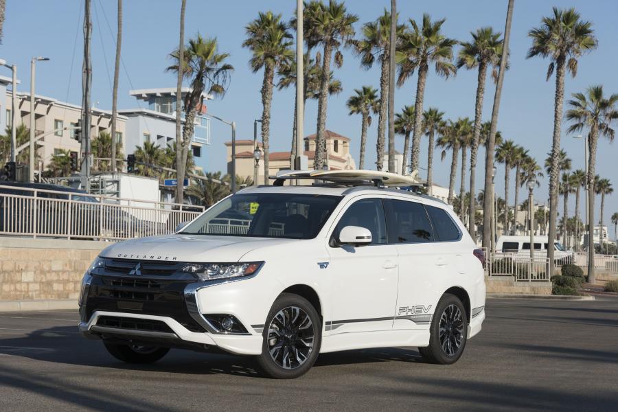  Mitsubishi Outlander GT PHEV Exterior Package 2017 года  (NA) (фото 14 из 15)